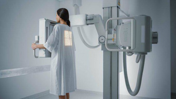 Dân mạng tranh cãi chuyện bác sĩ nam yêu cầu nữ bệnh nhân cởi áo khi chụp X-quang