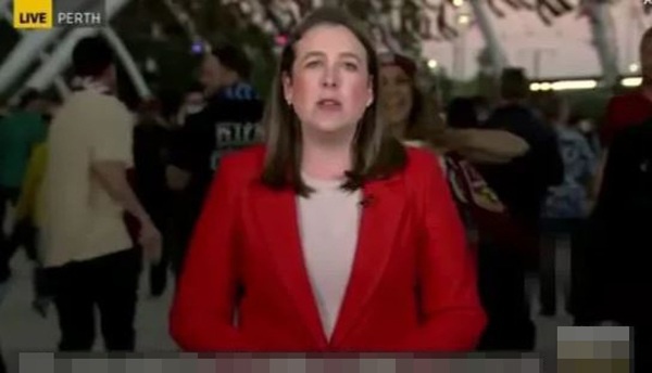 Nữ cổ động viên vén áo khoe vòng 1 ngay trên sóng trực tiếp, phóng viên phía trước không hề biết gì