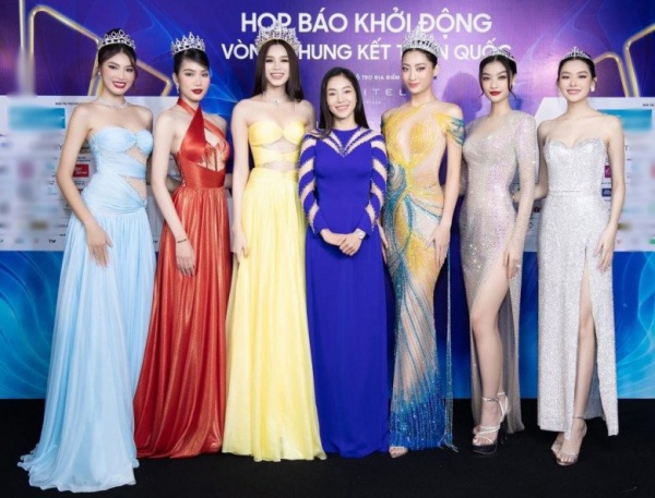 "Bà trùm Hoa hậu" diện áo dài giữa dàn mỹ nhân mê cắt xẻ: Kín nhất nhưng độc nhất 