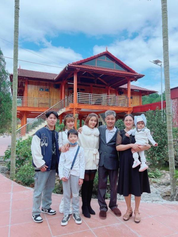 Trước khi lập gia đình xây nhà cho bố mẹ: Hà Tăng không phô trương, Mạc Văn Khoa hoành tráng