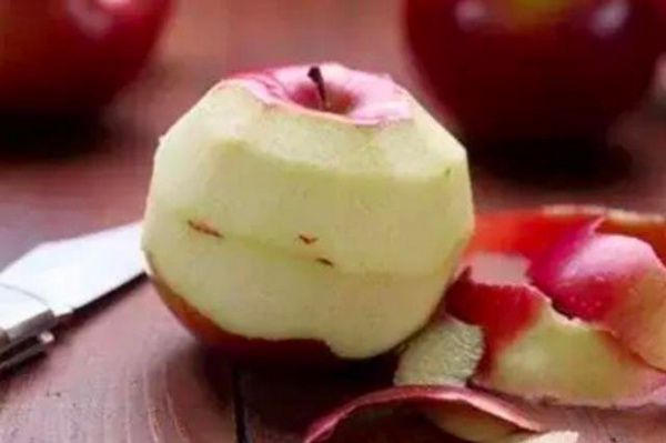 Mang vỏ táo đi ngâm nước, lão nông ngỡ ngàng khi tác dụng tốt hơn phân bón, hoa nở to