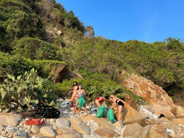 Nhóm du khách mặc bikini nhặt rác ở bãi biển Ninh Thuận: Người trong cuộc và chính quyền địa phương lên tiếng