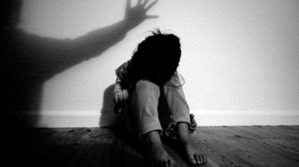 Điều tra vụ bé gái 14 tuổi bị nam thanh niên dí dao vào cổ, hiếp dâm