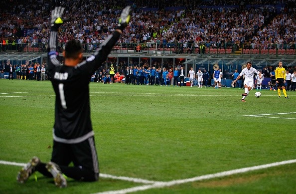 Ronaldo lại khoe cơ bắp, Ramos cắt lưới mừng vô địch