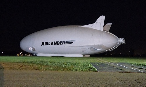 Máy bay lớn nhất thế giới rời kho chứa chuẩn bị cất cánh