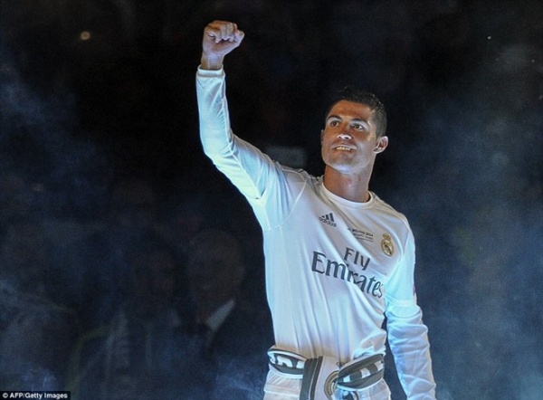 Ronaldo chiếm lĩnh đêm ăn mừng ở Bernabeu