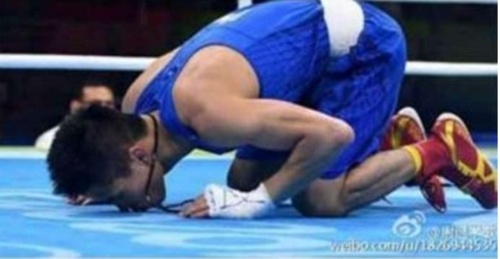 Người Trung Quốc bênh vực võ sĩ ăn mừng hụt trên sàn đấu