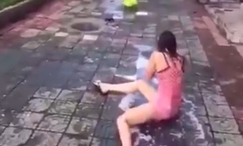 Video cô gái bị đẩy ngã lộn nhào khi tắm gội ngay trên đường hài nhất tuần qua