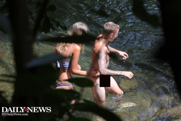Justin Bieber khỏa thân bên bạn gái mới khi du lịch