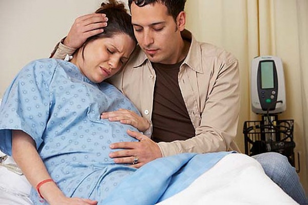 Sản phụ cảm thấy đau hơn nếu chồng xem họ sinh con