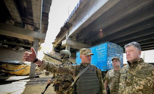 Tổng thống Ukraine ra lệnh quân đội gần Crimea sẵn sàng chiến đấu