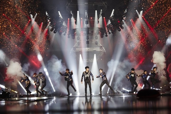 Cụ già U70 đi xem concert của EXO