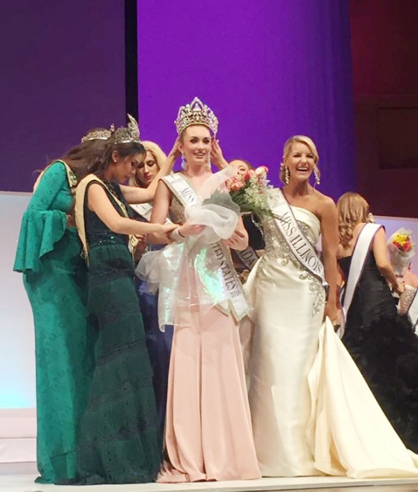 Hoa hậu Trái đất Mỹ bị bung váy khi đăng quang