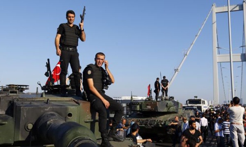 Hàng loạt quan chức Thổ Nhĩ Kỳ bỏ trốn ra nước ngoài sau đảo chính