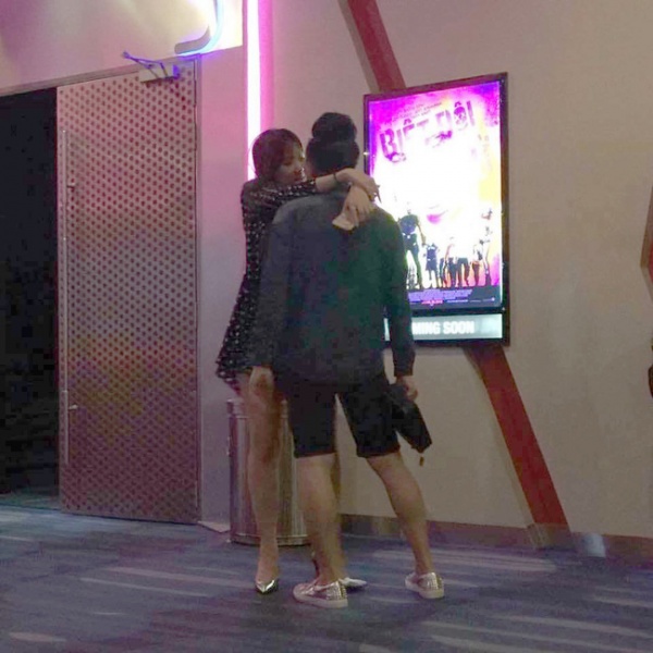 Lộ ảnh Hari Won - Trấn Thành ôm ấp bất chấp đang ở rạp chiếu phim công cộng