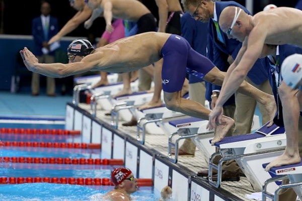 Michael Phelps giúp đội bơi Mỹ lập kỷ lục Olympic