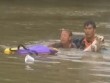 Chàng trai gốc Việt được ca ngợi là người hùng khi liều mình cứu phụ nữ suýt chìm trong lũ