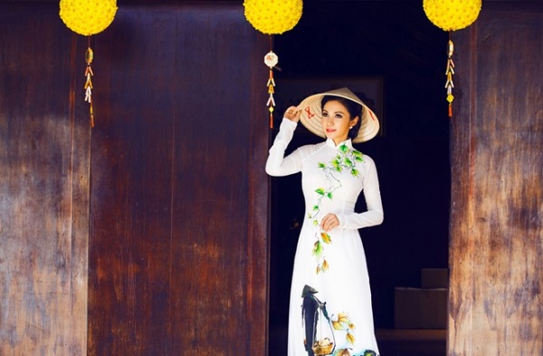 Việt Trinh như thiếu nữ trong tà áo dài truyền thống