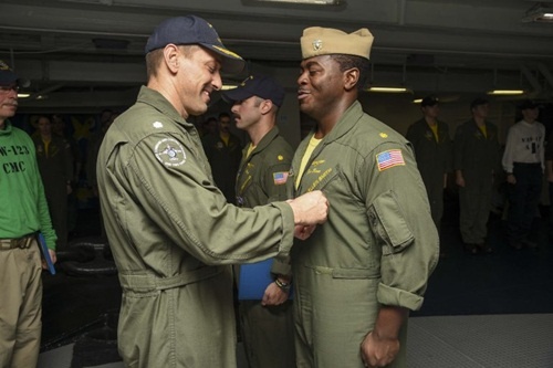 Phi công Mỹ nhận huân chương vì cứu phi cơ trên tàu sân bay