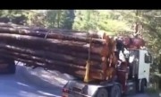 Xe tải chở gỗ vào cua tay áo điệu nghệ