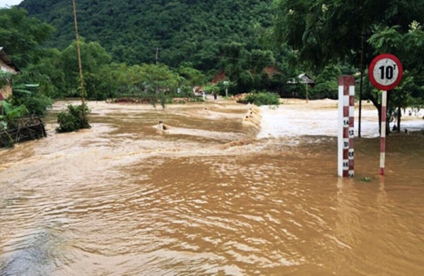 Hòa Bình: Nhiều xã vẫn còn bị cô lập sau mưa lớn