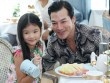 Con gái Trần Bảo Sơn tươi tắn đi sự kiện cùng bố