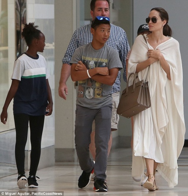 Pax Thiên ra dáng người lớn chững chạc bên Angelina Jolie và em gái