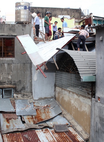 Bêtông công trình sập thủng căn nhà giữa Sài Gòn