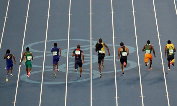 Bolt quay lại nhìn đối thủ khi về nhất tạo cảm xúc ở Olympic
