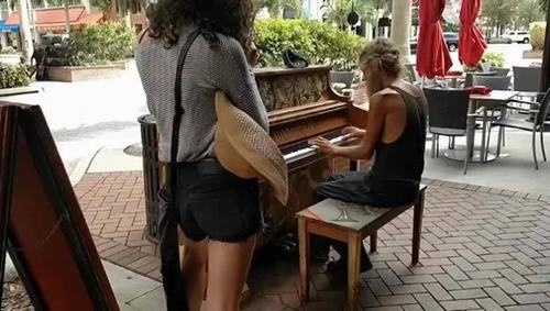 "Thánh piano" vô gia cư gây sốt dân mạng