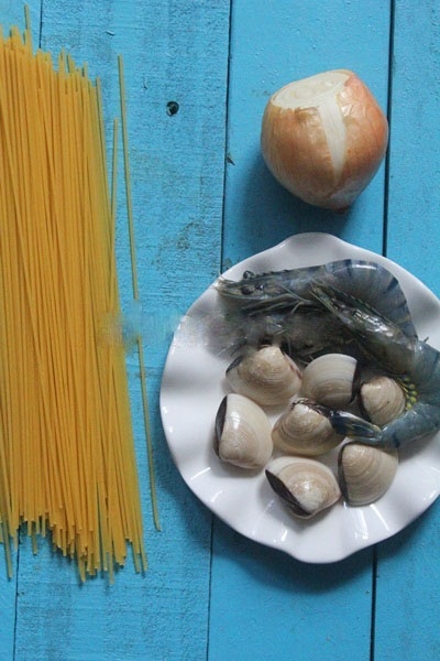 Mỳ Ý xào hải sản nóng hổi cho ngày cuối tuần