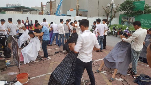 Ấm lòng nhóm thanh niên cắt tóc miễn phí ở Hà Nội