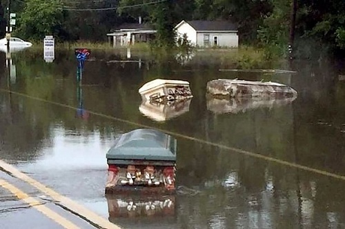 Quan tài trôi nổi trên phố sau trận mưa lũ ở Mỹ