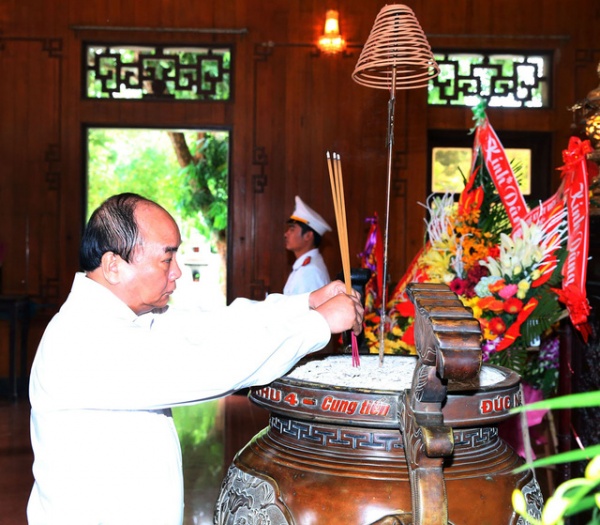 Thủ tướng Nguyễn Xuân Phúc thăm, làm việc với Quân khu 4 và dâng hương tưởng nhớ Bác Hồ