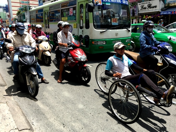 ​Ngộ nghĩnh xe đạp nằm tự chế trên đường phố Sài Gòn