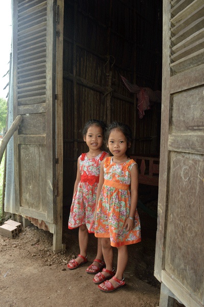 Hai chị em sinh đôi nghèo hiếu học