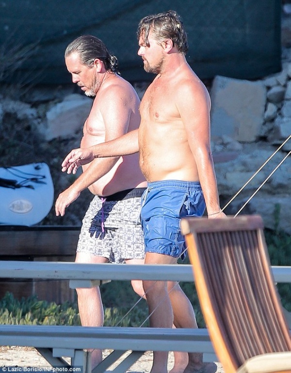 Leonardo DiCaprio lãng tử ngày nào giờ đây béo phệ và hẹn hò bạn gái đáng tuổi con