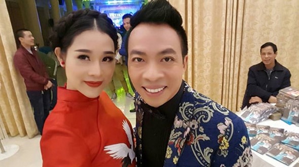 Vợ kém 18 tuổi có 3 con của NSƯT Việt Hoàn lấn sân ca hát