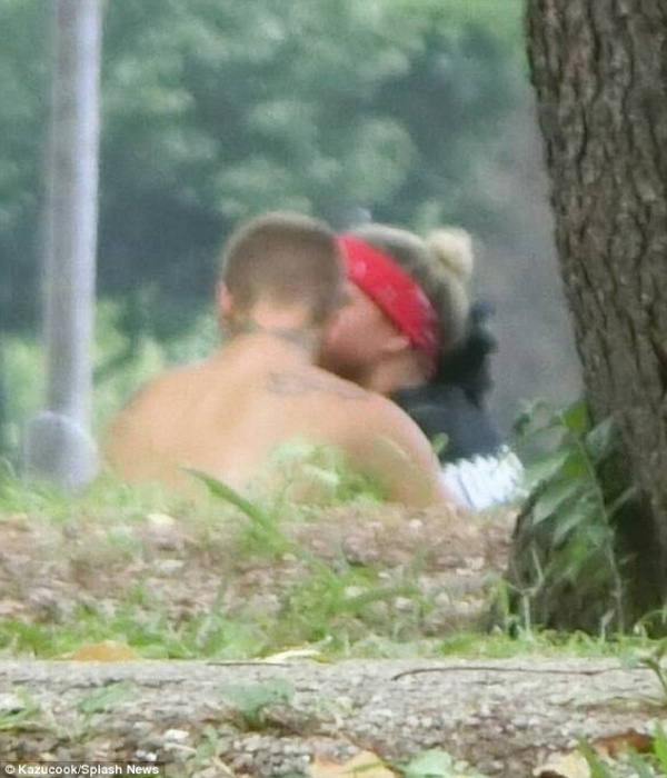 Justin Bieber khóa môi bạn gái mới say đắm