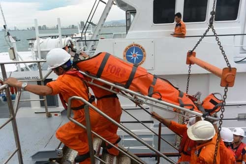 Vượt gió cấp 9 cứu ngư dân liệt nửa người trên biển