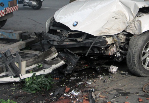 Ôtô BMW nát đầu khi húc cây ở trung tâm Sài Gòn