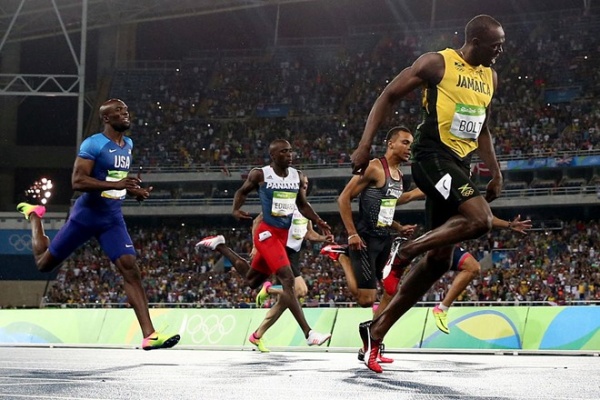 Bolt phấn khích selfie cùng CĐV sau khi đoạt HCV Olympic