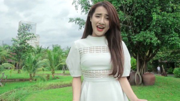 Nhã Phương, Hòa Minzy diện váy trắng tinh khôi say sưa hát về quê hương