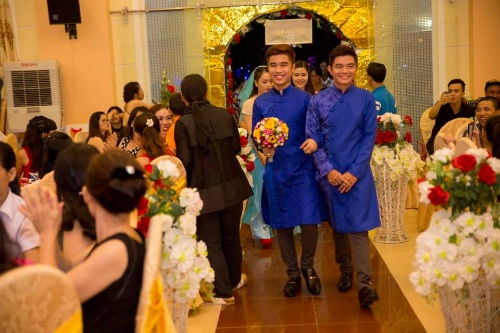 Đám cưới của cặp đồng tính nam lệch nhau 21 tuổi