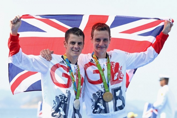 Cặp anh em người Anh thống trị đường đua ‘Ironman’ Olympic