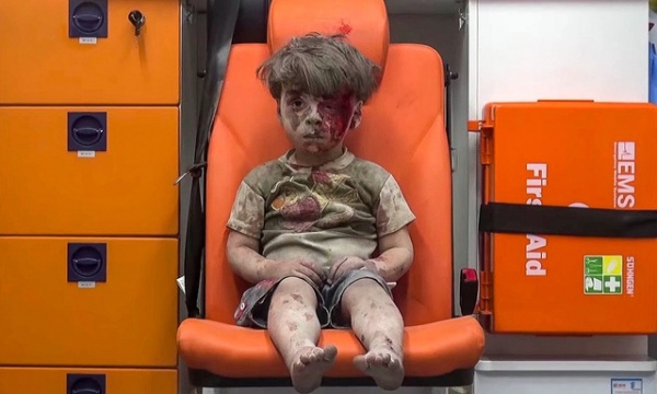 Câu chuyện đằng sau bức ảnh cậu bé Syria khiến cả thế giới lay động