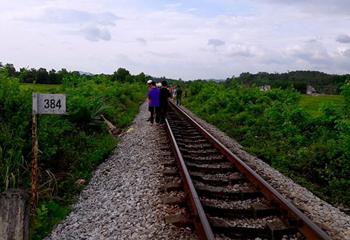 Thi thể nam thiếu niên biến dạng bên đường sắt