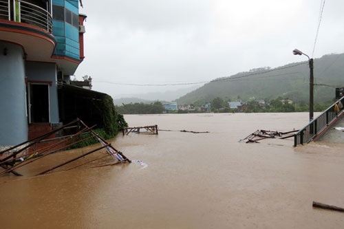 Quảng Ninh: Một huyện bị cô lập hoàn toàn trong nước lũ