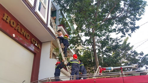 Giải cứu hàng chục du khách mắc kẹt trong khách sạn