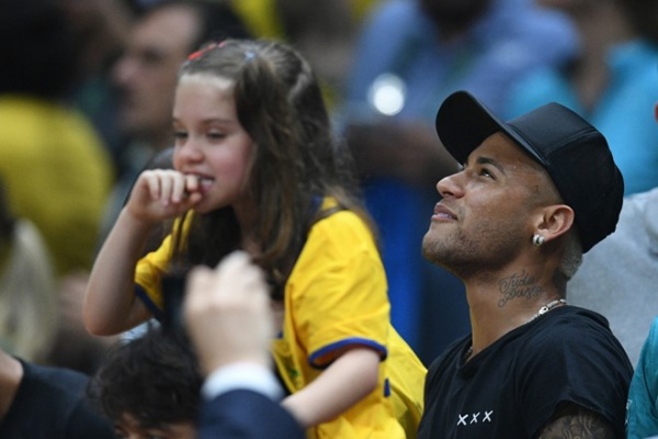 Neymar cổ vũ tuyển bóng chuyền nam Brazil giành HCV